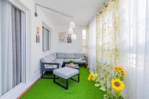 卡拉德费斯特拉特Espanatour BENIMAR的一间配有沙发和绿色地毯的小客厅