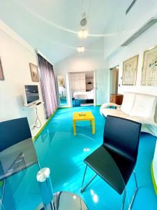 卢森堡多莫斯酒店的一间设有椅子和一张桌子的蓝色地板客房