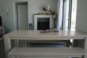 卡洛吉亚Spathies Maris的客房内的一张带长凳的白色桌子