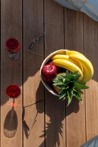 阿约斯尼奇塔斯Junam Private Beachfront Cabins的木桌上放着一碗水果和蔬菜