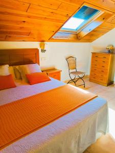 格罗韦复式普雷亚德诺斯酒店的一间卧室设有一张大床和天窗