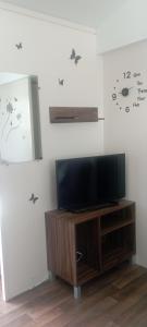 鲁西隆地区卡内Mobil-home Aventura 3 par Catherve的木质娱乐中心顶部的平面电视