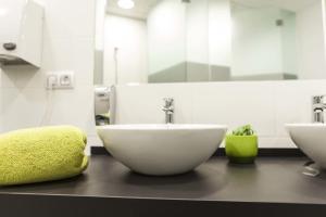 圣塞瓦斯蒂安市中心江景旅馆的浴室设有白色水槽和镜子