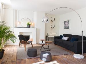 凯恩劳伦斯蒂莉公寓的客厅配有黑色沙发和椅子