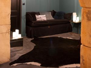 凯恩劳伦斯蒂莉公寓的客厅配有沙发和带蜡烛的桌子