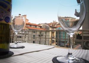 斯培西亚拉奇塔代拉公寓式酒店的阳台上的桌子上放着两杯酒