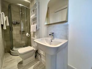 南安普敦Starboard Stays的一间带水槽、卫生间和淋浴的浴室