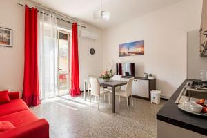 希拉Mare e Monti的客厅配有红色的沙发和桌子