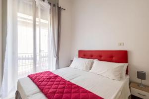 希拉Mare e Monti的卧室里一张红色床头的床
