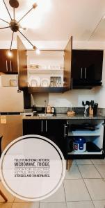 马尼拉Kasara Urban Resort Pasig City Brile's Crib的厨房配有水槽和台面