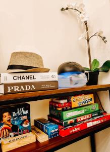 马尼拉Kasara Urban Resort Pasig City Brile's Crib的书架和顶部帽子