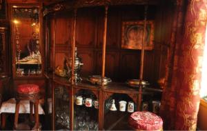 斯利那加Alif Laila Group of Houseboats, Srinagar的一间设有木柜、锅碗瓢盆的房间