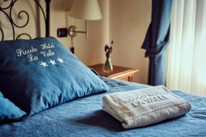 皮恩扎拉瓦雷皮克洛酒店的床上的枕头和蓝色毯子