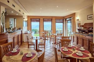 皮恩扎拉瓦雷皮克洛酒店的餐厅设有桌椅和窗户。