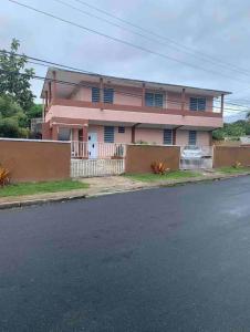 多拉多1 BR, Dorado beach apartment 20% monthly discount的街道边的粉红色房子