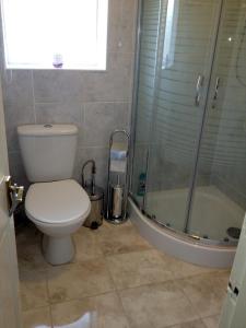 斯皮克利物浦机场民宿的一间带卫生间和淋浴的浴室