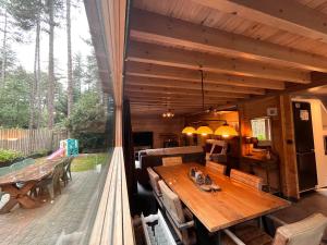 LilleCasa Delux的木制房子,甲板上配有桌子