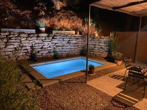 鲁西永Mas du Clos , Tilleul的一座带石墙的庭院内的游泳池