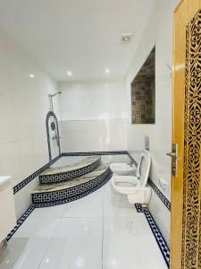 丹吉尔Hotel Palace tanger的白色的浴室设有卫生间和水槽。