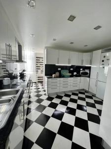 阿尔马达Cocas House II - Almada的厨房铺有黑白的格子地板。