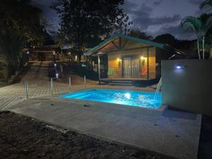 卡里略Casa Cooper的夜间在房子前面的游泳池