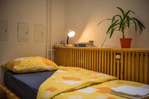伊德里亚伊德里亚旅舍的一间卧室配有一张床和盆栽植物