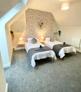 赫尔Comfortable Home in Hull的墙上的房间里设有两张床