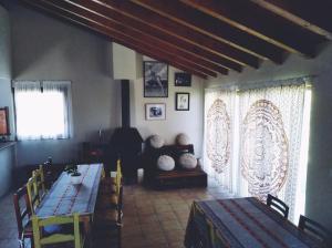 CarriazoAlbergue Casa Vacas的客厅配有两张桌子和一张沙发