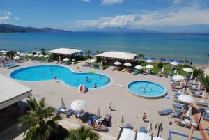 阿利卡纳斯Alykanas Beach Grand Hotel by Zante Plaza的享有度假村游泳池的空中景致