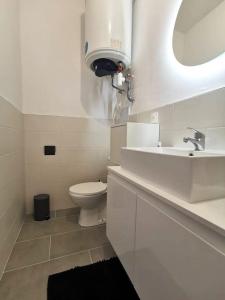 米拉马斯Élégant duplex proche du centre-ville的白色的浴室设有水槽和卫生间。