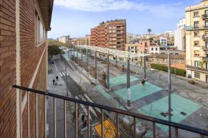 巴塞罗那三斯旅馆的市景阳台,带篮球场