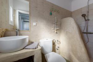 帕罗斯岛Paros 3 bedrooms Messonette for 6 persons by MPS的带浴缸、卫生间和盥洗盆的浴室