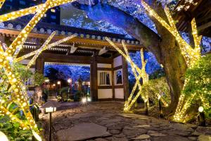 东京高轮花香路旅馆的一座花园,在一座建筑前有圣诞灯