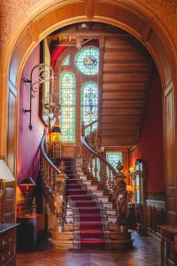 索米尔Château La Marquise的一座带彩色玻璃窗的建筑中的螺旋楼梯