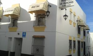 科尼尔-德拉弗龙特拉Hostal Casandra - antiguo Hostal Los Valencianos的白色的建筑,旁边设有阳台