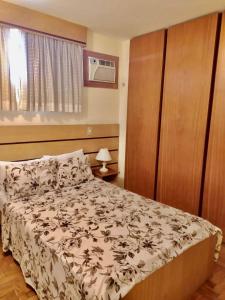 圣保罗都柏林酒店的一间卧室设有一张床和木墙