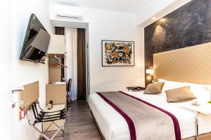罗马Calisto Luxury Trastevere的一间酒店客房,配有一张床和一台电视