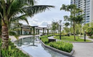 马西Green Haven by Iconic Bliss的一个带游泳池和棕榈树的公园