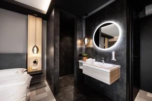 默德林凤凰7号酒店的一间带水槽和镜子的浴室