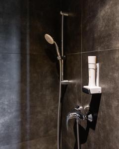 默德林凤凰7号酒店的浴室内配有淋浴和头顶淋浴
