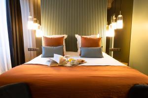 科尔普博斯特酒店的一张床上有书和一盘食物
