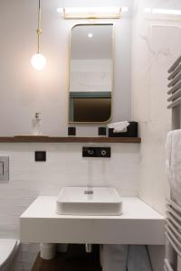 科尔普博斯特酒店的白色的浴室设有水槽和镜子