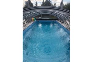 普鲁滕Bungalow mit Pool的一座带隧道和蓝色海水的游泳池
