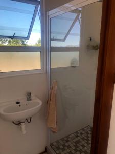 普利登堡湾Fynbos Tiny Home - Off Grid, Surrounded by Nature的一间带水槽和窗户的浴室