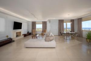赫索尼索斯Villa Melissa by Estia的客厅配有白色沙发和电视