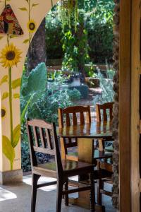 莫希Kiwavi Home的一张木桌和椅子,后方是花园