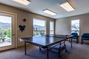 奇兰Park Pointe Lakeside Retreat A101的带窗户的客房内的乒乓球桌