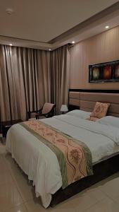 吉赞فندق مرسى جيزان的一间卧室,卧室内配有一张大床