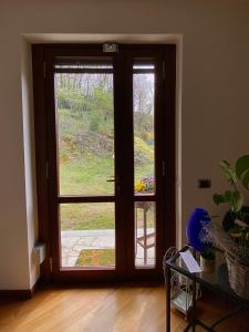 伊夫雷亚Il cantuccio的开放式门,享有花园的景色