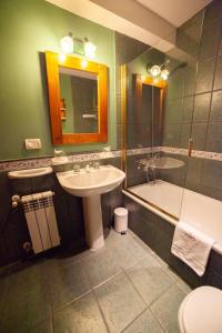 乌斯怀亚Hotel Campanilla的浴室配有盥洗盆、卫生间和浴缸。